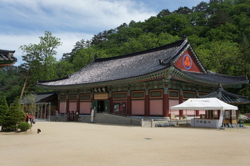 Fototapeta na wymiar Woljeongsa Buddhist Temple