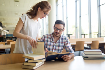 Obraz premium Young woman and man studying for an exam.