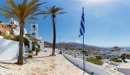 Panoramablick über die Chora von Ios mit der orthodoxen Kirche Gremiotissa im Vordergrund,...