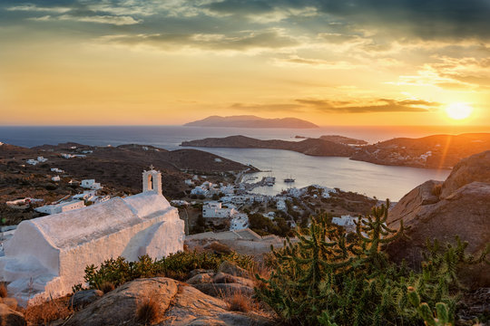 Sonnenuntergang über den Kykladen in Griechenland, Insel Ios, mit traditioneller, griechischer Kirche © moofushi