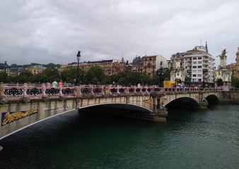 Obraz premium Ríos atravesando ciudades de Europa.