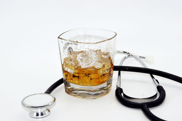 Alkohol im Glas mit stethoskop
