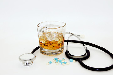 Alkohol im Glas mit stethoskop