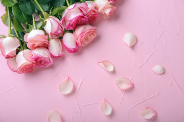 Obraz na płótnie Canvas Beautiful roses on color table