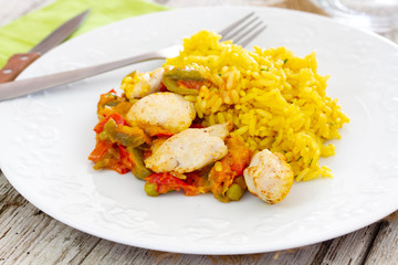 poulet grillé et riz jaune