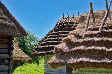 dachy chałup krytych strzechą © Jarek Witkowski