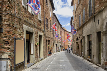 Vortag der Infiorata in Città della Pieve, an dem die Künstler bereits die Umrisse der...