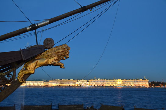 Polena di leone in legno sul fiume neva
