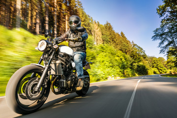 Fototapeta premium motocykl na jeździe po drogach. dobra zabawa podczas wycieczki motocyklowej / podróży po pustej drodze