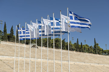 Griechische Fahnen im "Panathenäischen Stadion", Athen, Griechenland © tauav
