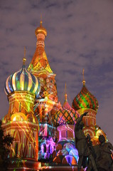 Fototapeta na wymiar Le cupole illuminate da giochi di luci della cattedrale di San Basilio a Mosca