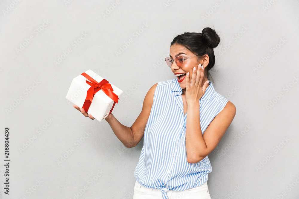 Poster Portrait of an excited young woman in sunglasses