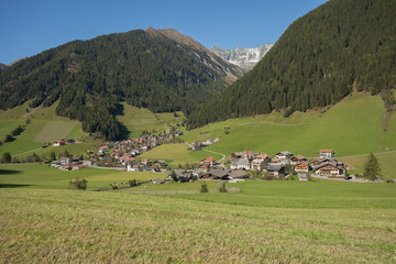 Fototapeta na wymiar autumnal view toward the little town of Rio Bianco in Ahrntal