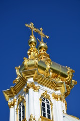 Fototapeta na wymiar Palazzo dorato della russia imperiale a San Pietroburgo guglia