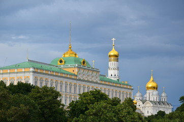 Fototapeta na wymiar Veduta del Cremlino dal ponte sulla moldava a Mosca
