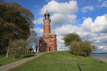 beliebte Sehenswürdigkeit am Nord Ostsee Kanal, idyllischer Backstein Leuchtturm am Tiessenkai