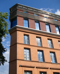 Frankreich - Toulouse - Urbanes Wohnen hoch &uuml;ber den Stra&szlig;en der Stadt