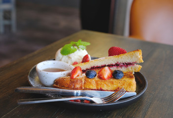 french toast berries with maple syrup and vanilla icecream