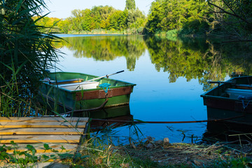 Fischerbooete am Steg auf einem kleinen See
