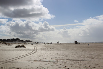 Grandes nubes, d&iacute;a de playa en invierno 