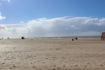 Playa desierta en d&iacute;a invernal 