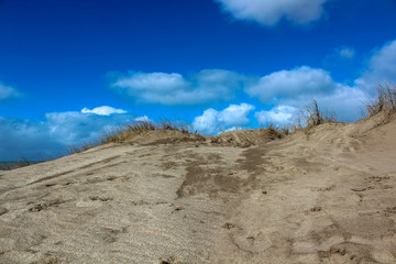 Dunas, sobre el cielo azul 