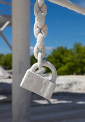 Naklejka premium Lock on the chain covered with chalk