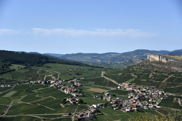 Fototapeta na wymiar Village et Roche de Vergisson (Saône-et-loire)