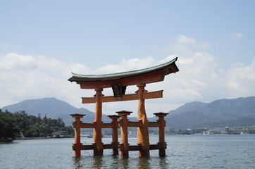 Obraz premium Torri at Miyashima, Hiroshima in Japan