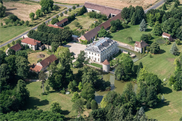 Fototapeta na wymiar vue aérienne du chateau de Réveillon dans la Arne en France