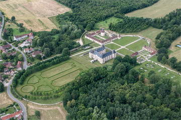 vue aérienne du chateau de Réveillon dans la Arne en France