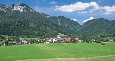 Fototapeta na wymiar der Ort Ettal mit seinem berühmten Kloster nahe Oberammergau,Oberbayern,Deutschland