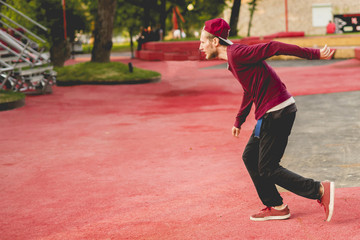 Obraz premium young man tracer in causual doing parkour in city on a summer day