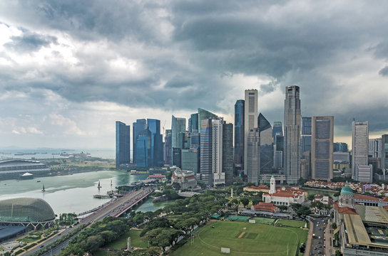 Singapore skyline against cloudy sky © Lichtwolke99