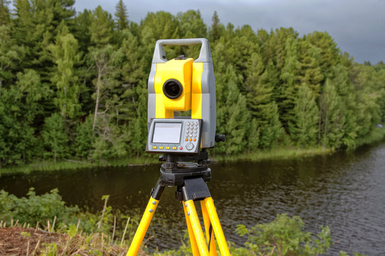 The tachymeter is used in the field to determine the coordinates