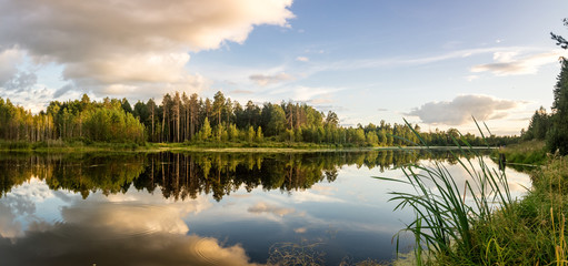 Панорама летнего вечернего пейзаж на Уральском озере...