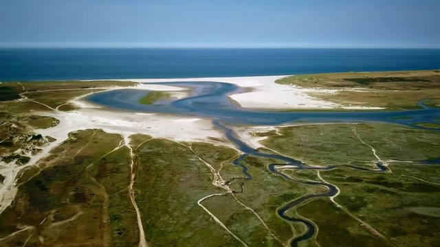 verschlungene Meeresarme ragen ins D&uuml;nengebiet an der Nordsee auf Texel in Holland