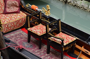 Wenecja - krzesełka na gondoli