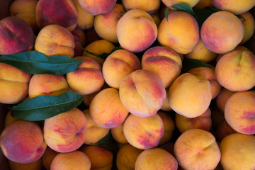Group ripe peaches at a market