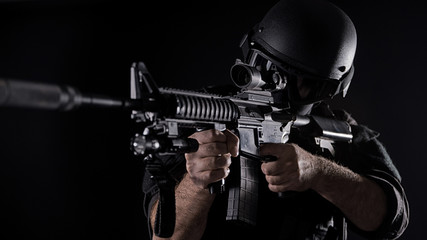 Naklejka premium Spec ops police officer SWAT in black uniform