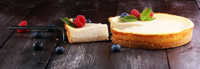 Plexiglas keuken achterwand Dessert Zelfgemaakte cheesecake met verse frambozen en munt als toetje - gezonde biologische zomerdesserttaart cheesecake. Vanille Cheesecake