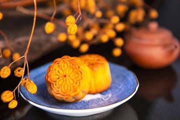 Chinese festival, the family reunited for the Mid-Autumn Festival, enjoying moon cakes,