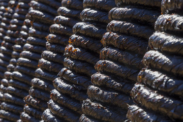 Fumo artesanal em corda secando ao sol em propriedade rural do Brasil