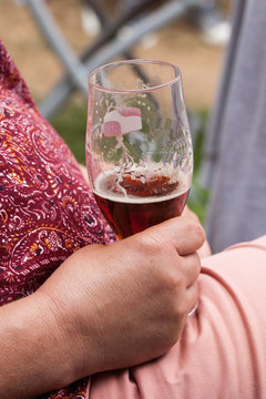 Main de femme tenant un verre de rosé