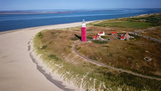 Luftaufnahme eines Leuchtturms mit H&auml;usern am Strand von Texel Niederlande