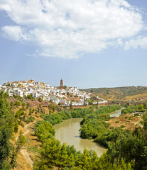 Fototapeta na wymiar Vista panorámica de Montoro con el río Guadalquivir, provincia de Córdoba, Andalucía, España