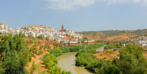 Fototapeta na wymiar El río Guadalquivir a su paso por Montoro, pueblos de la provincia de Córdoba, Andalucía, España