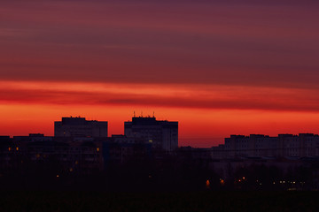 Fototapeta na wymiar Silhouette der Stadt Magdeburg im Sonnenaufgang