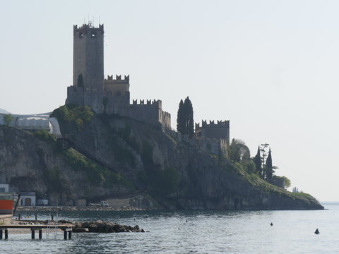 Malcesine - panorama del Castello Scaligero dal lungolago nord