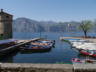 Fototapeta na wymiar Cassone - panorama sul Lago di Garda dal porticciolo